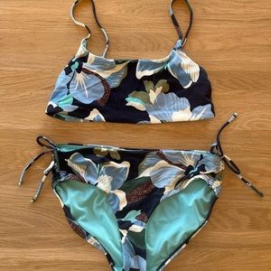 Athleta bikini swimsuit like new! Scoop bikini top and cinch full bottom sz med